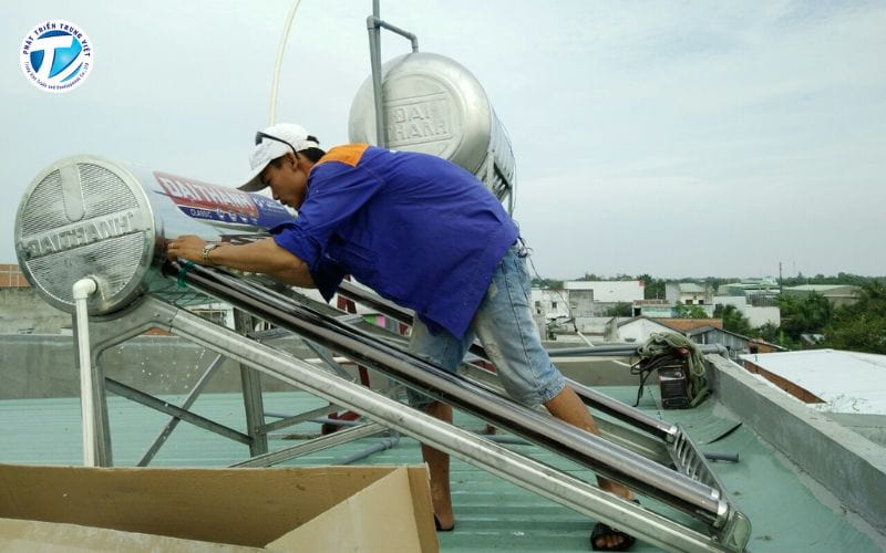 Kiểm tra và bảo trì hệ thống máy nước nóng năng lượng mặt trời.